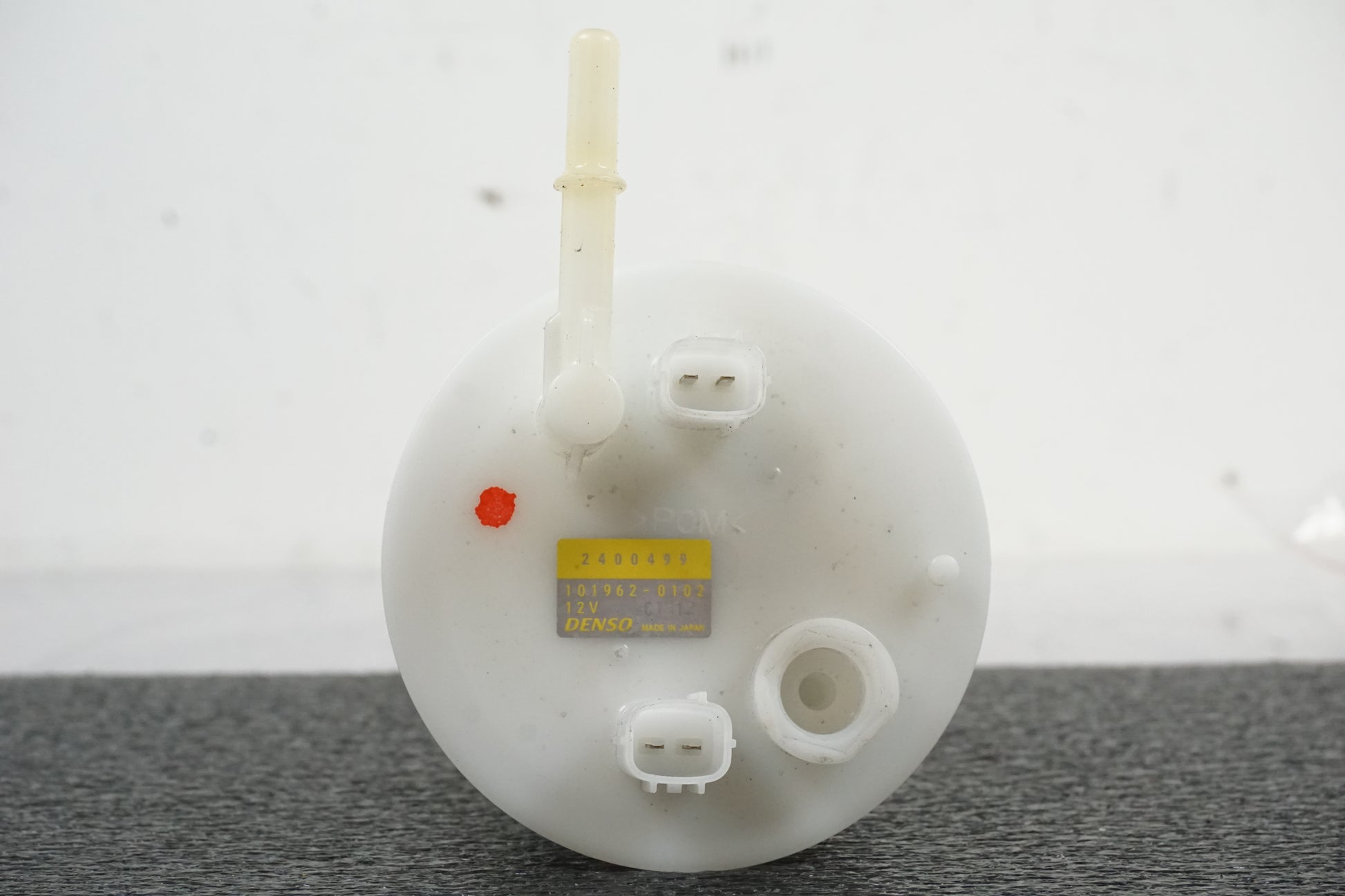 Snett nerifrån på Bensinpump insprut från en Triumph Sprint GT -2011 motorcykel.