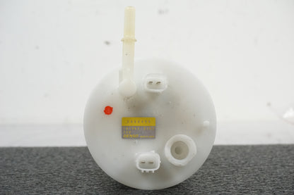 Snett nerifrån på Bensinpump insprut från en Triumph Sprint GT -2011 motorcykel.