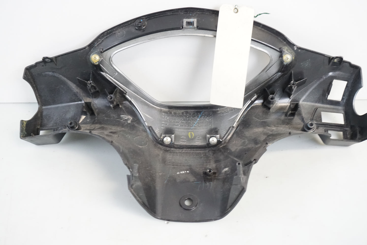 Snett nerifrån på Instrumentkåpa från en Honda ANF 125 -2009 motorcykel.