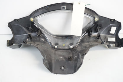 Snett nerifrån på Instrumentkåpa från en Honda ANF 125 -2009 motorcykel.