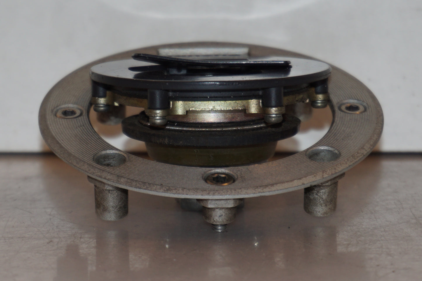 Vänster sida på Tanklock från en Suzuki GS 500 -2004 motorcykel.