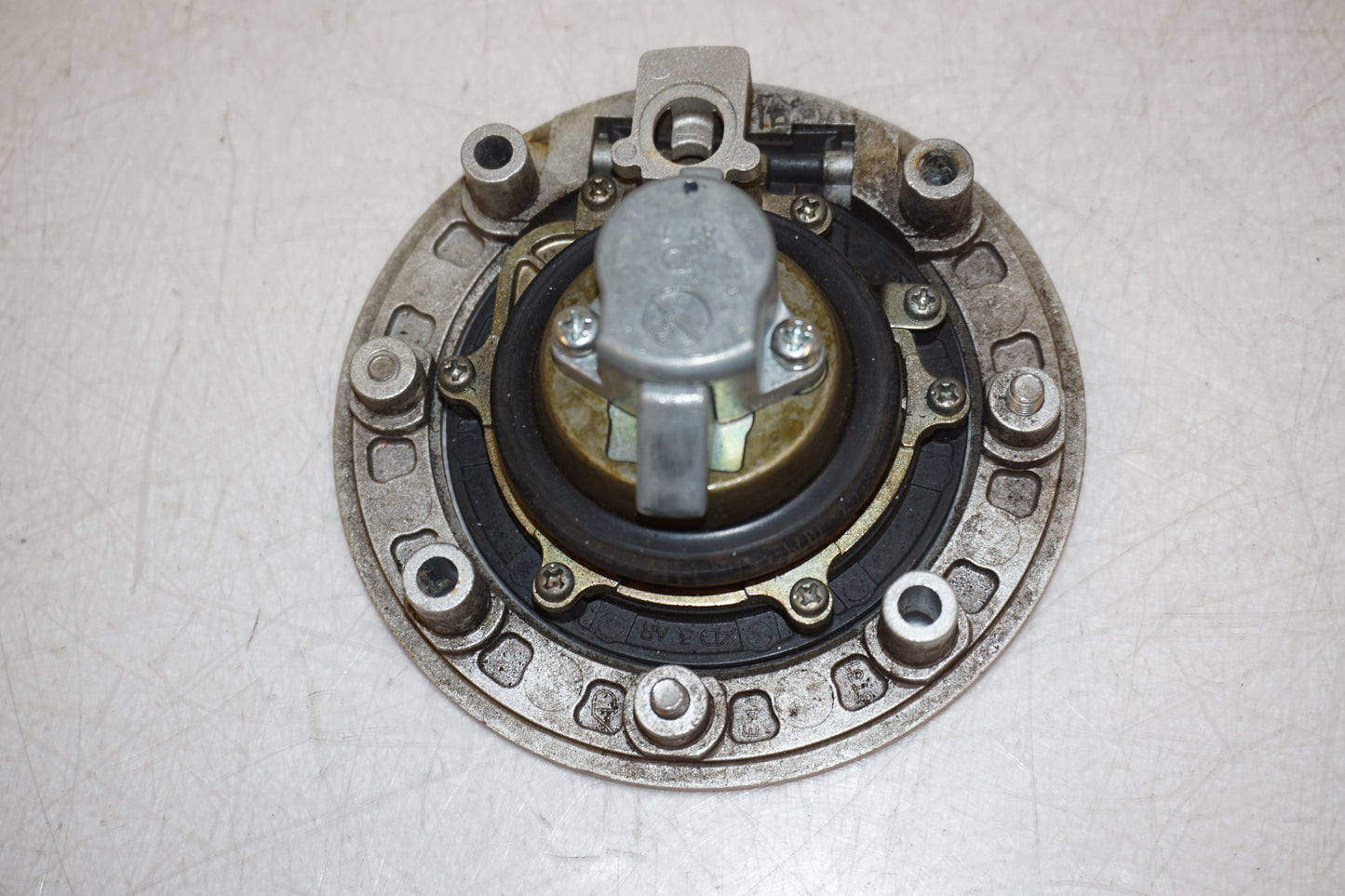 Snett nerifrån på Tanklock från en Suzuki GS 500 -2004 motorcykel.