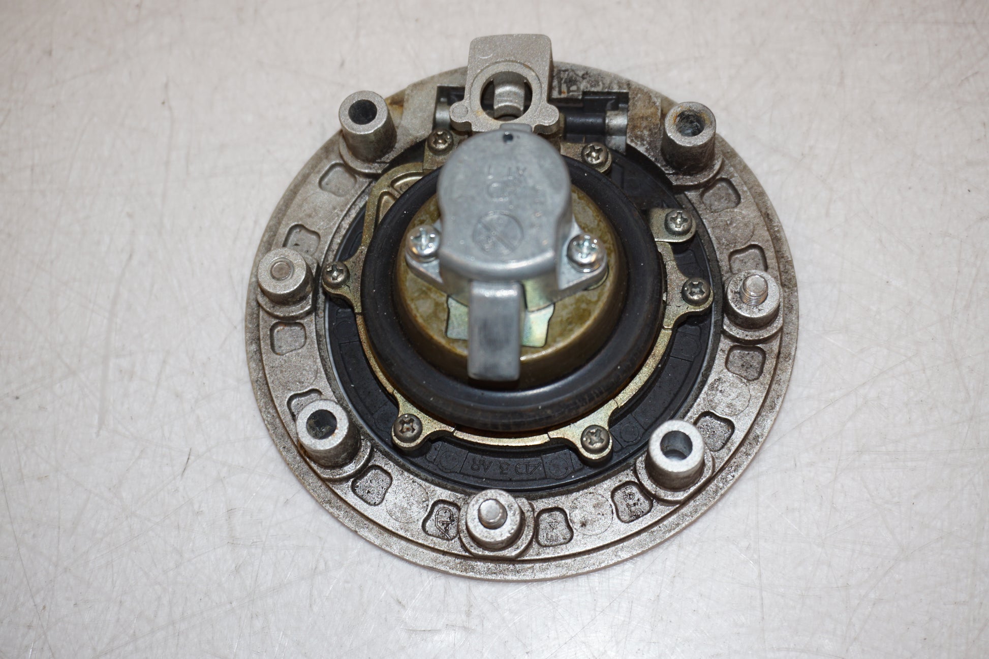 Snett nerifrån på Tanklock från en Suzuki GS 500 -2004 motorcykel.