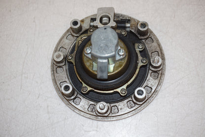 Snett nerifrån på Tanklock från en Suzuki GS 500 -2004 motorcykel.