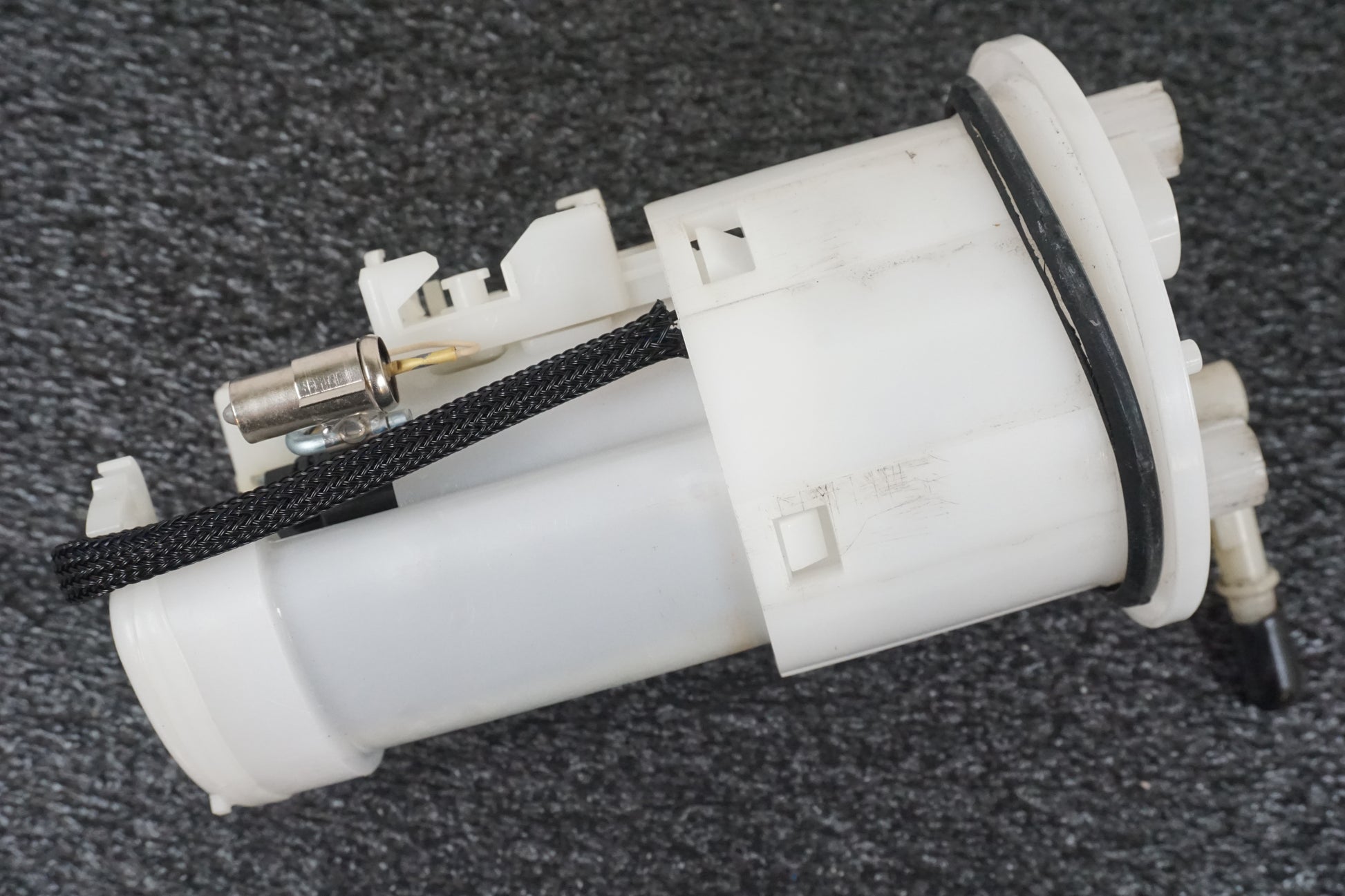 Vänster sida på Bensinpump insprut från en Triumph Daytona 675 -2007 motorcykel.