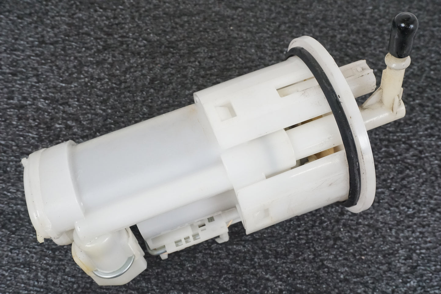 Snett uppifrån på Bensinpump insprut från en Triumph Daytona 675 -2007 motorcykel.