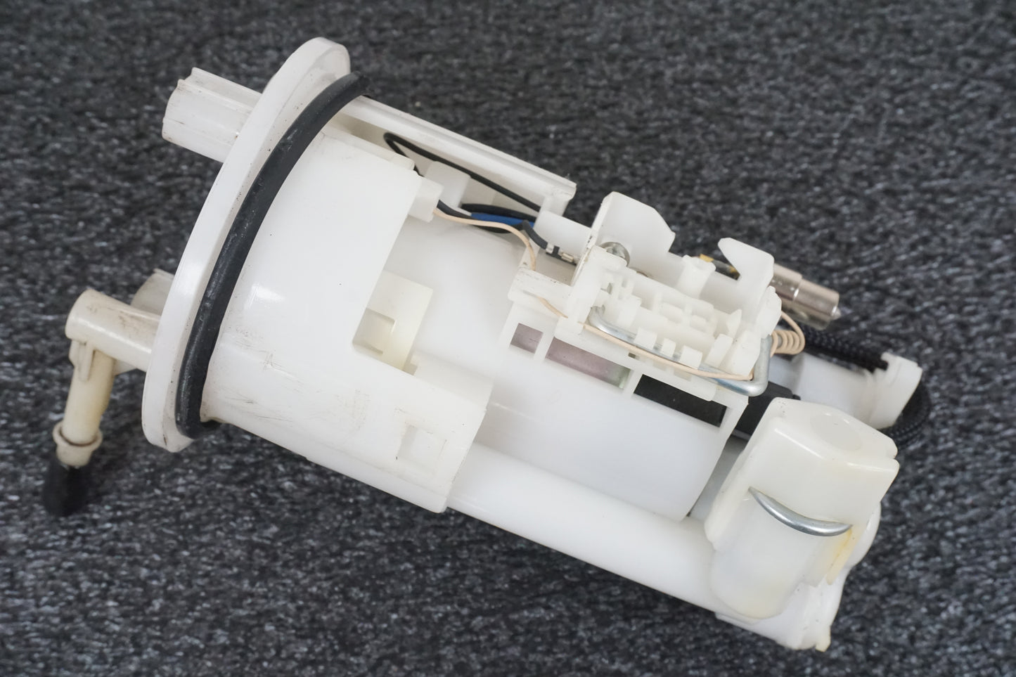 Snett nerifrån på Bensinpump insprut från en Triumph Daytona 675 -2007 motorcykel.