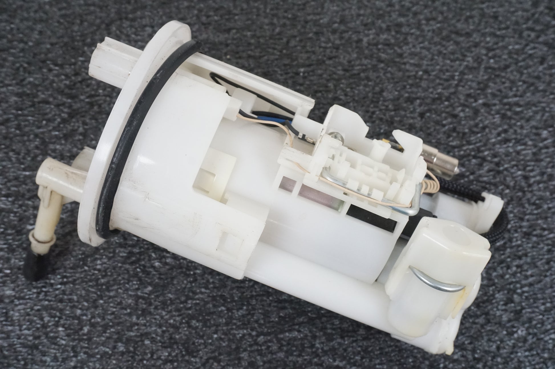 Snett nerifrån på Bensinpump insprut från en Triumph Daytona 675 -2007 motorcykel.