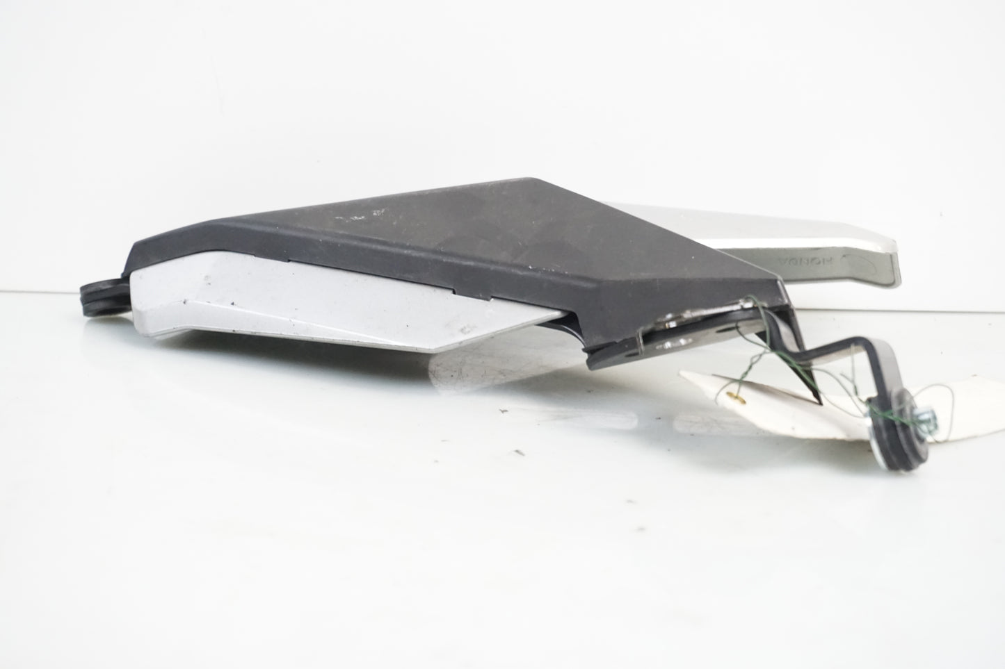 Vänster sida på Ljuddämpardekor från en Honda CBR 600 RR -2004 motorcykel.