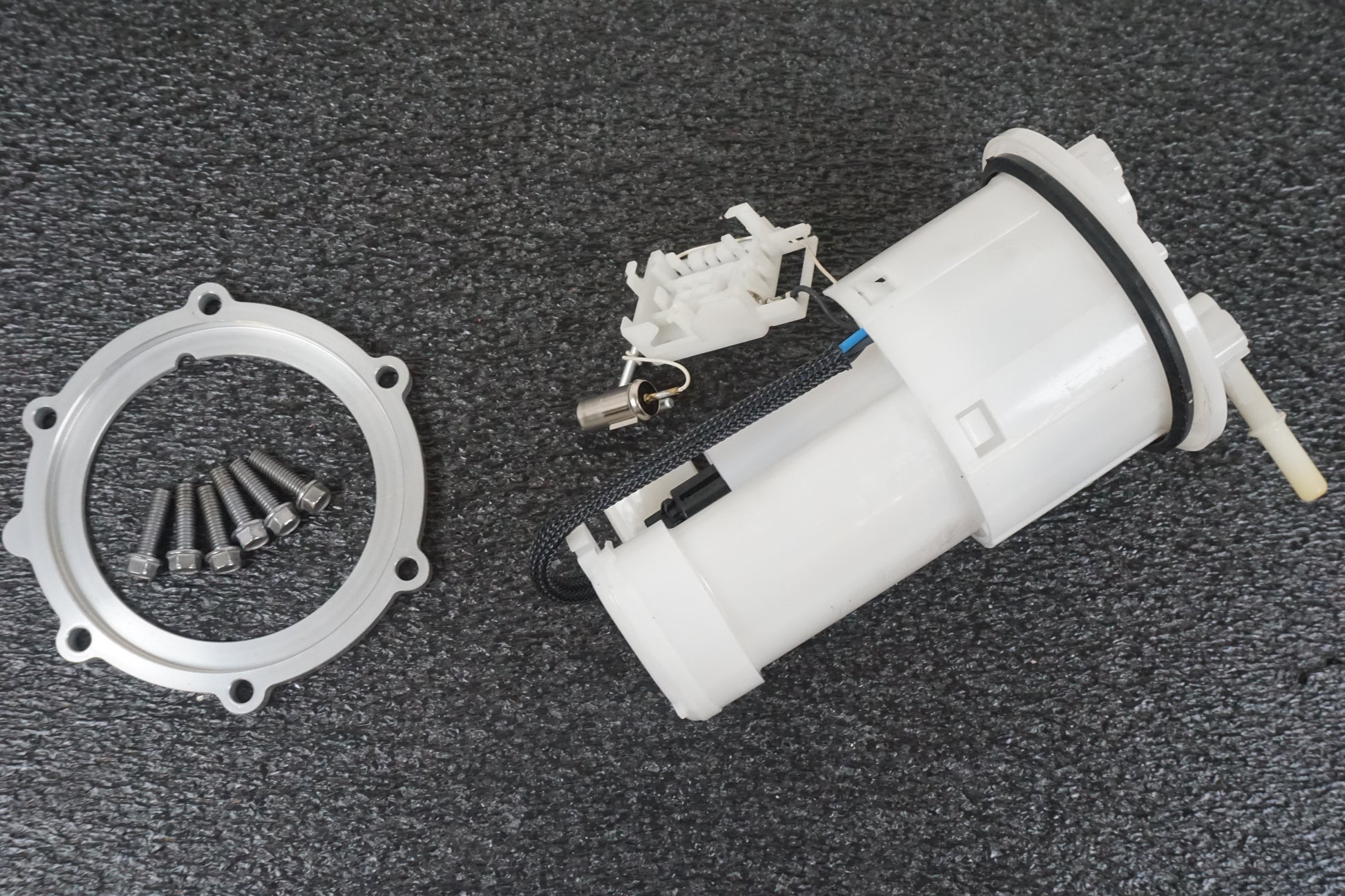 Framsidan på Bensinpump insprut från en Triumph Street Triple -2011 motorcykel.