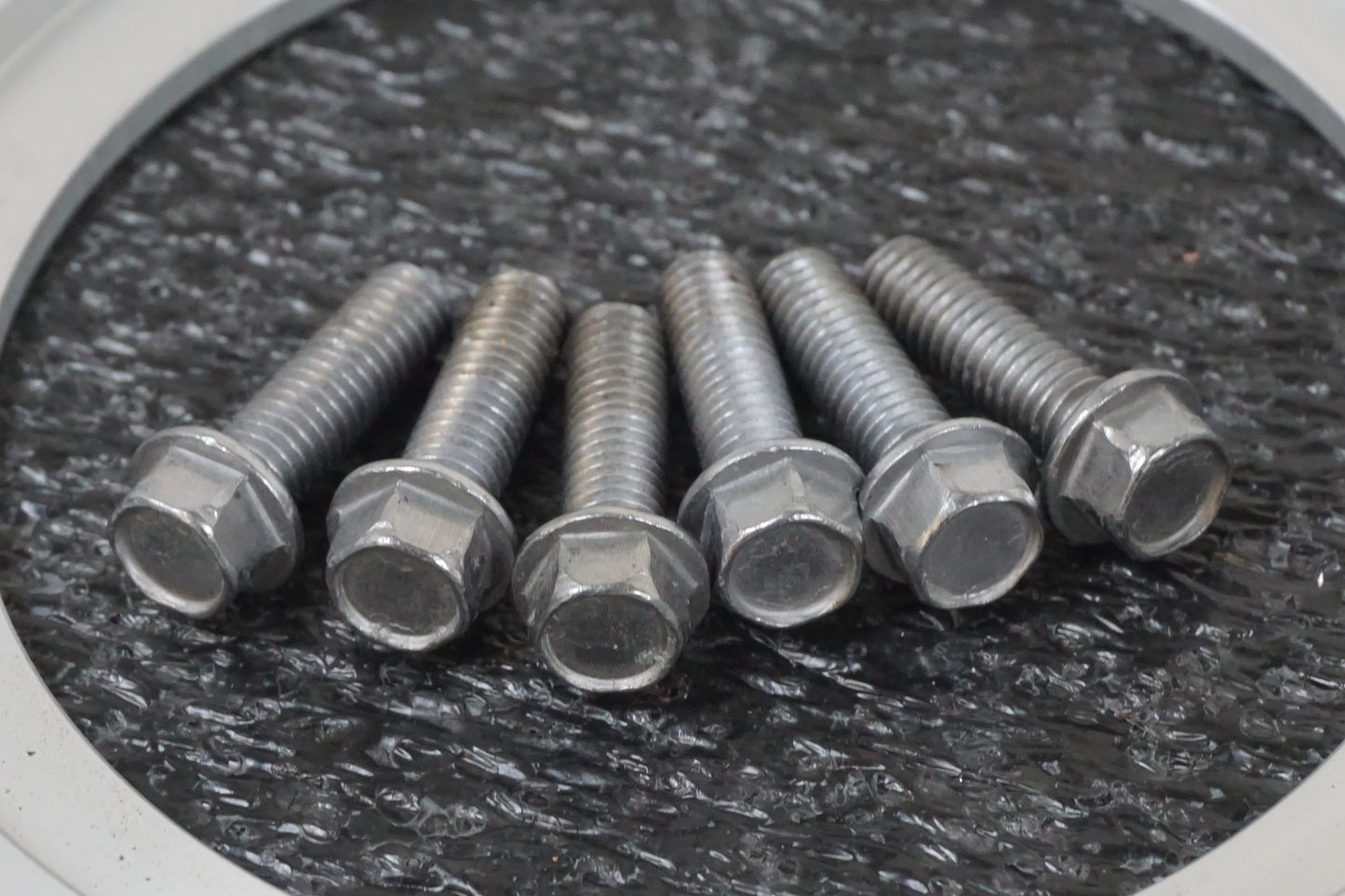 Höger sida på Bensinpump insprut från en Triumph Street Triple -2011 motorcykel.