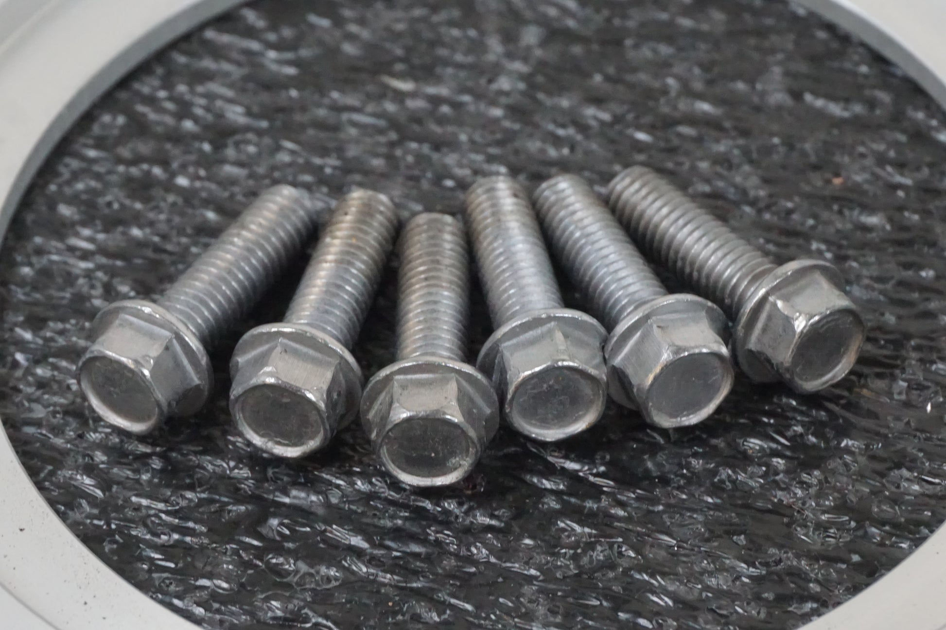 Höger sida på Bensinpump insprut från en Triumph Street Triple -2011 motorcykel.