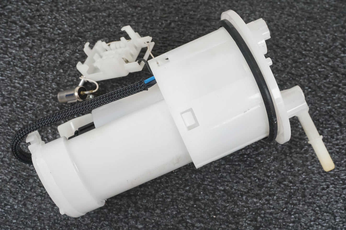 Vänster sida på Bensinpump insprut från en Triumph Street Triple -2011 motorcykel.