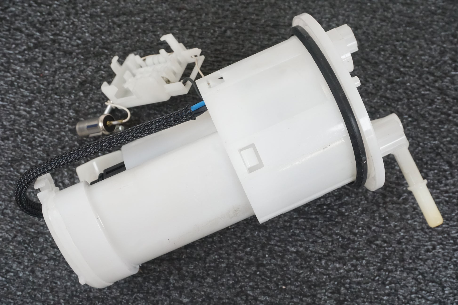 Vänster sida på Bensinpump insprut från en Triumph Street Triple -2011 motorcykel.