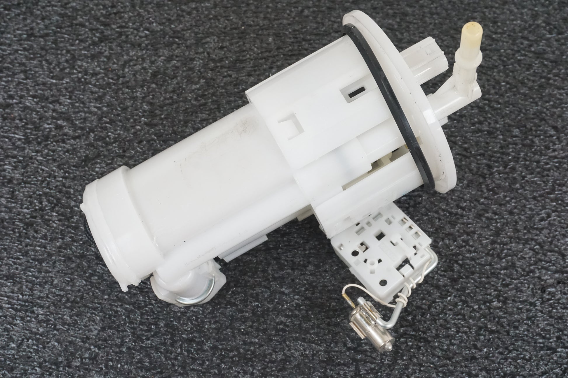 Snett uppifrån på Bensinpump insprut från en Triumph Street Triple -2011 motorcykel.