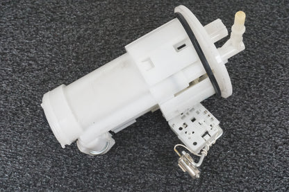 Snett uppifrån på Bensinpump insprut från en Triumph Street Triple -2011 motorcykel.