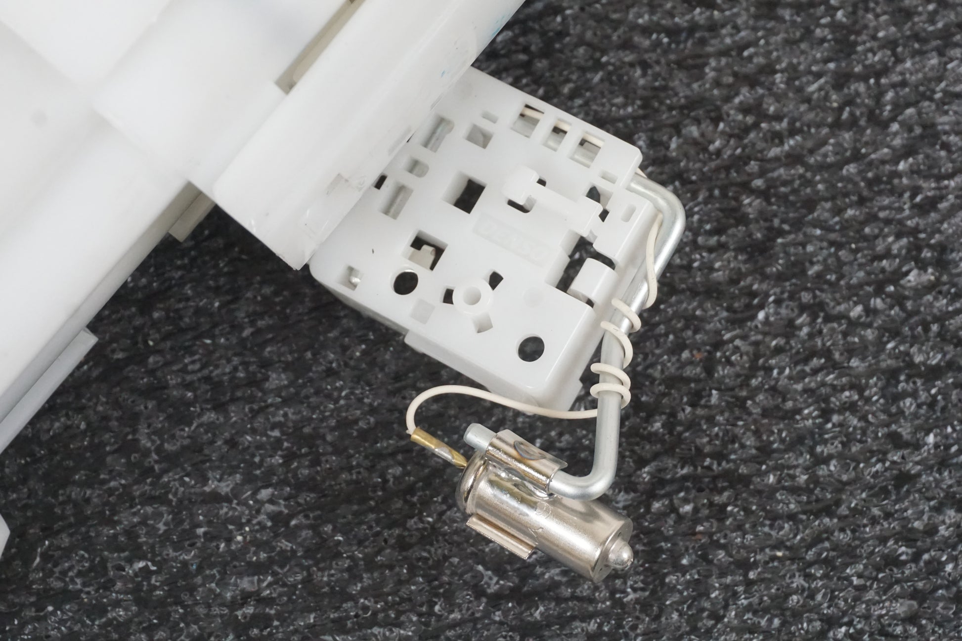 Snett nerifrån på Bensinpump insprut från en Triumph Street Triple -2011 motorcykel.