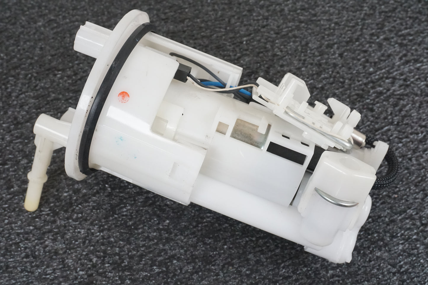 Extrabild1 på Bensinpump insprut från en Triumph Street Triple -2011 motorcykel.