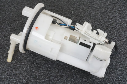 Extrabild1 på Bensinpump insprut från en Triumph Street Triple -2011 motorcykel.