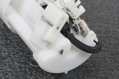 Extrabild2 på Bensinpump insprut från en Triumph Street Triple -2011 motorcykel.