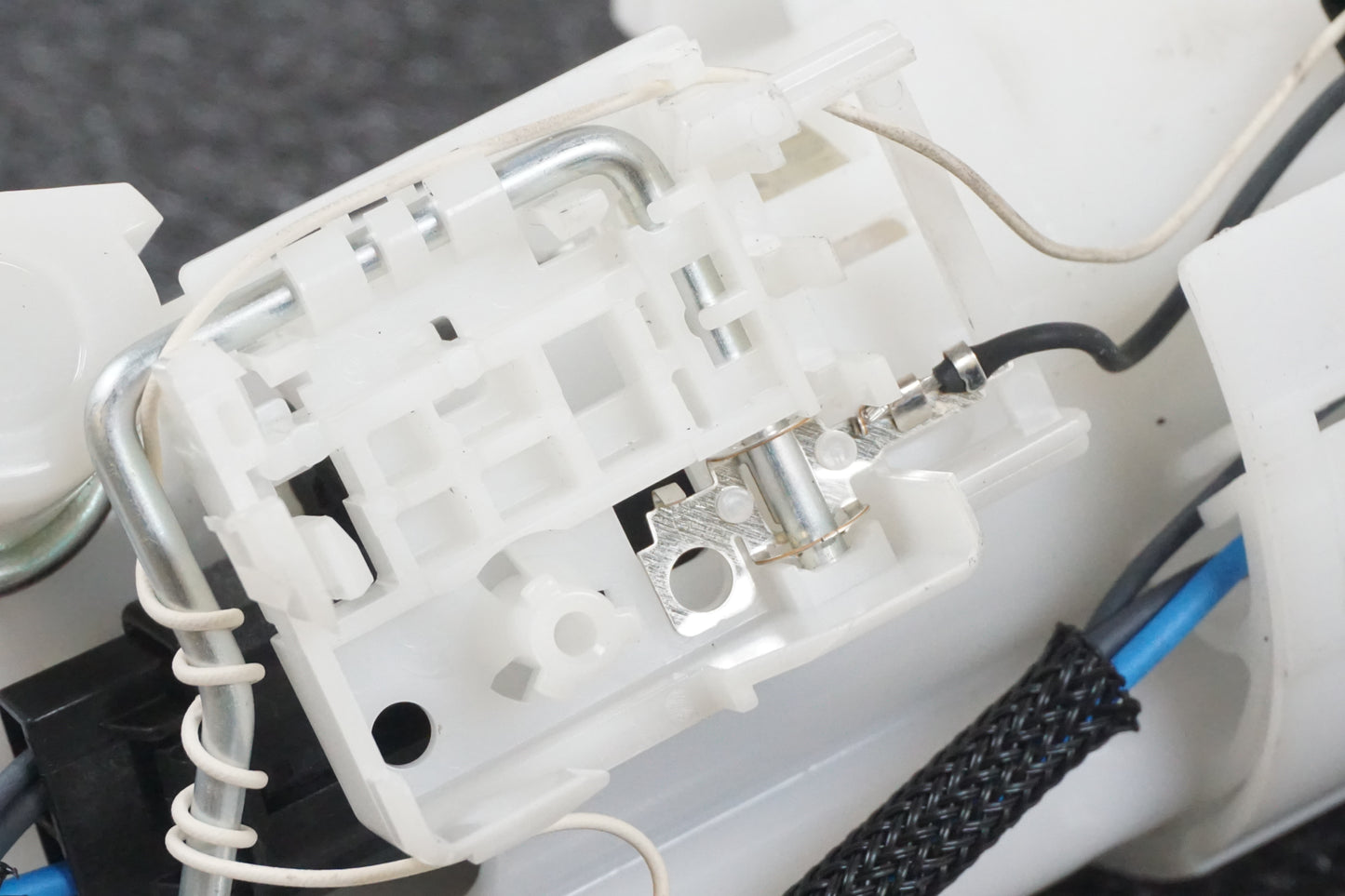 Extrabild3 på Bensinpump insprut från en Triumph Street Triple -2011 motorcykel.