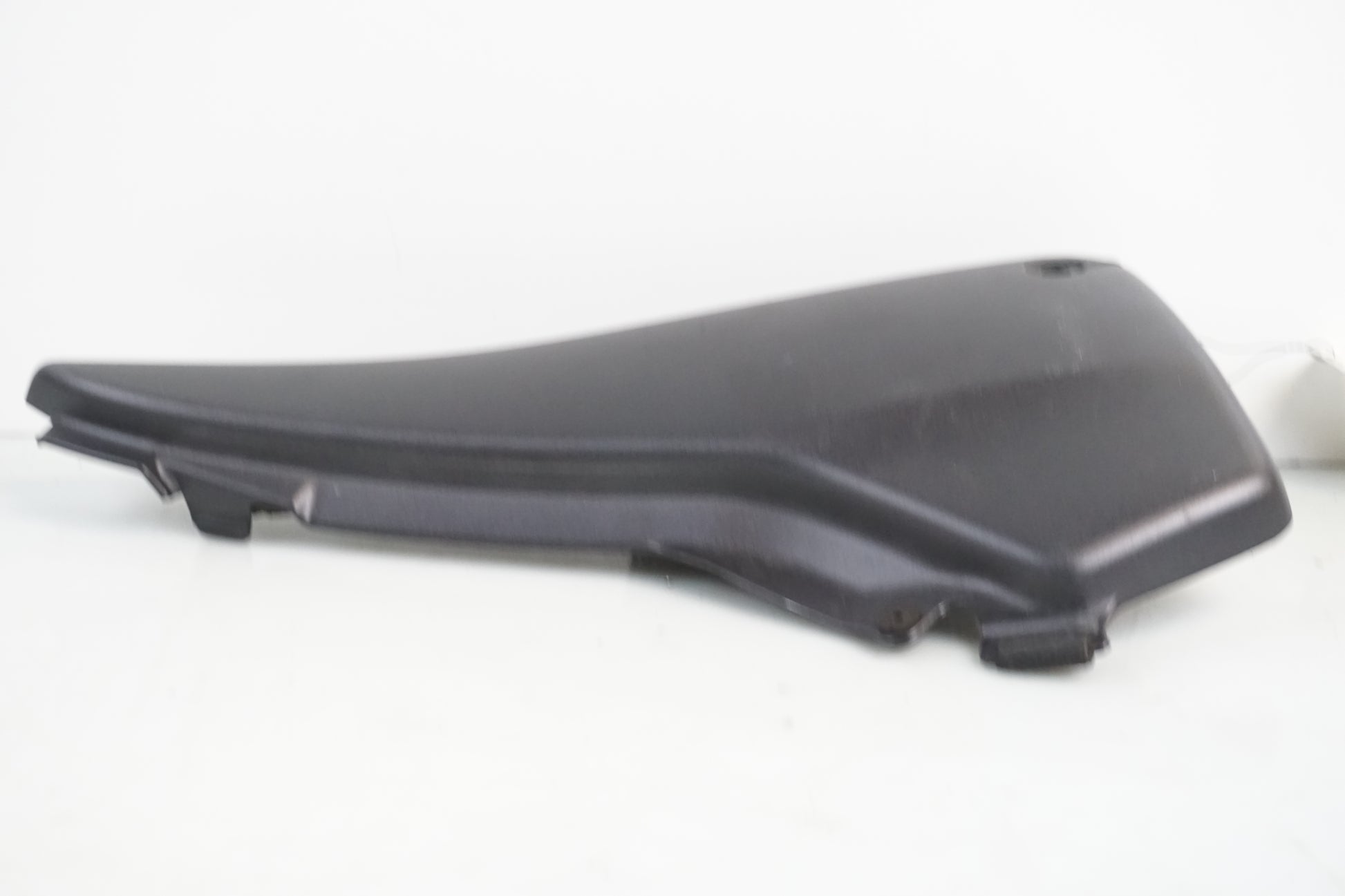 Baksidan på Sidopanel från en Honda CB 900 F Hornet -2002 motorcykel.