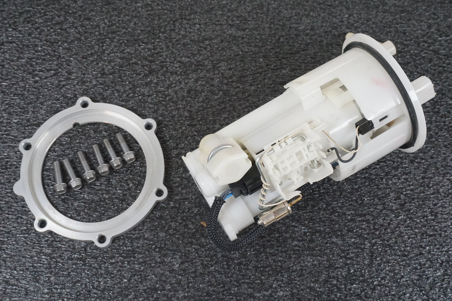 Framsidan på Bensinpump insprut från en Triumph Street Triple R -2011 motorcykel.