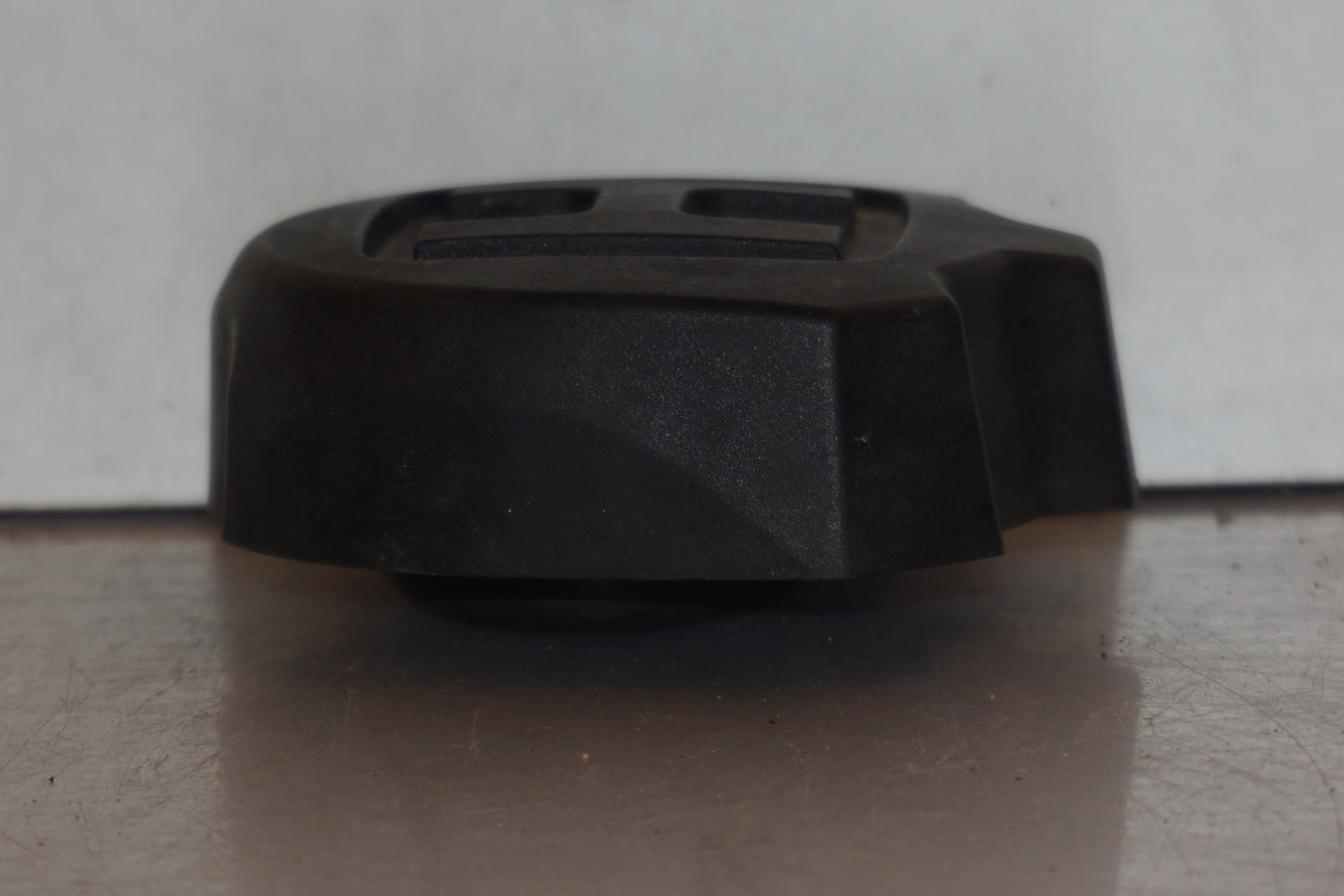 Höger sida på Tanklock från en Husqvarna SM 500 -2006 motorcykel.