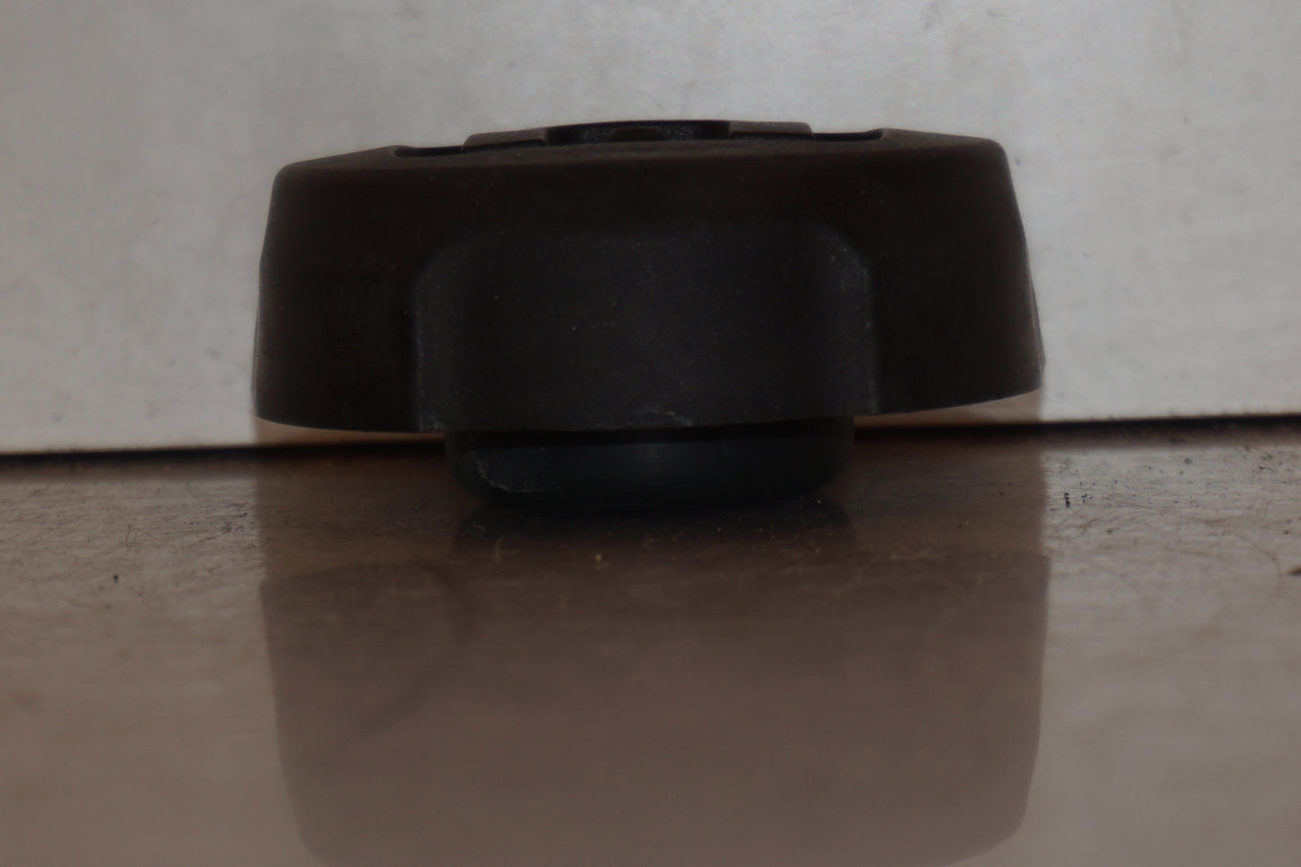 Vänster sida på Tanklock från en Husqvarna SM 500 -2006 motorcykel.