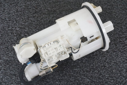 Vänster sida på Bensinpump insprut från en Triumph Street Triple R -2011 motorcykel.