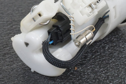 Snett uppifrån på Bensinpump insprut från en Triumph Street Triple R -2011 motorcykel.