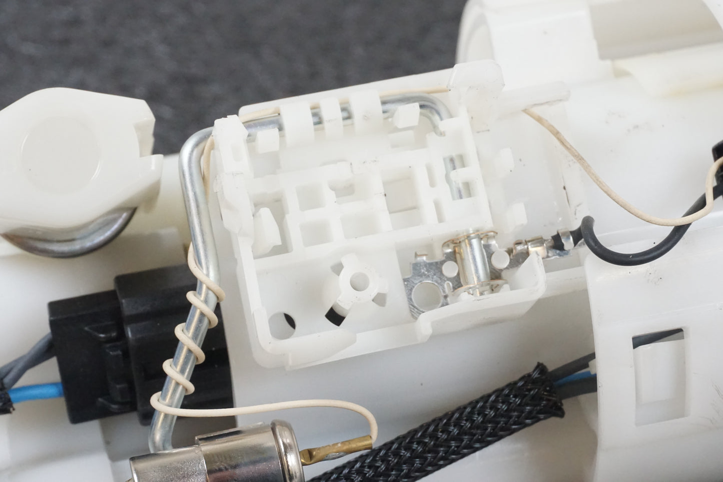 Snett nerifrån på Bensinpump insprut från en Triumph Street Triple R -2011 motorcykel.