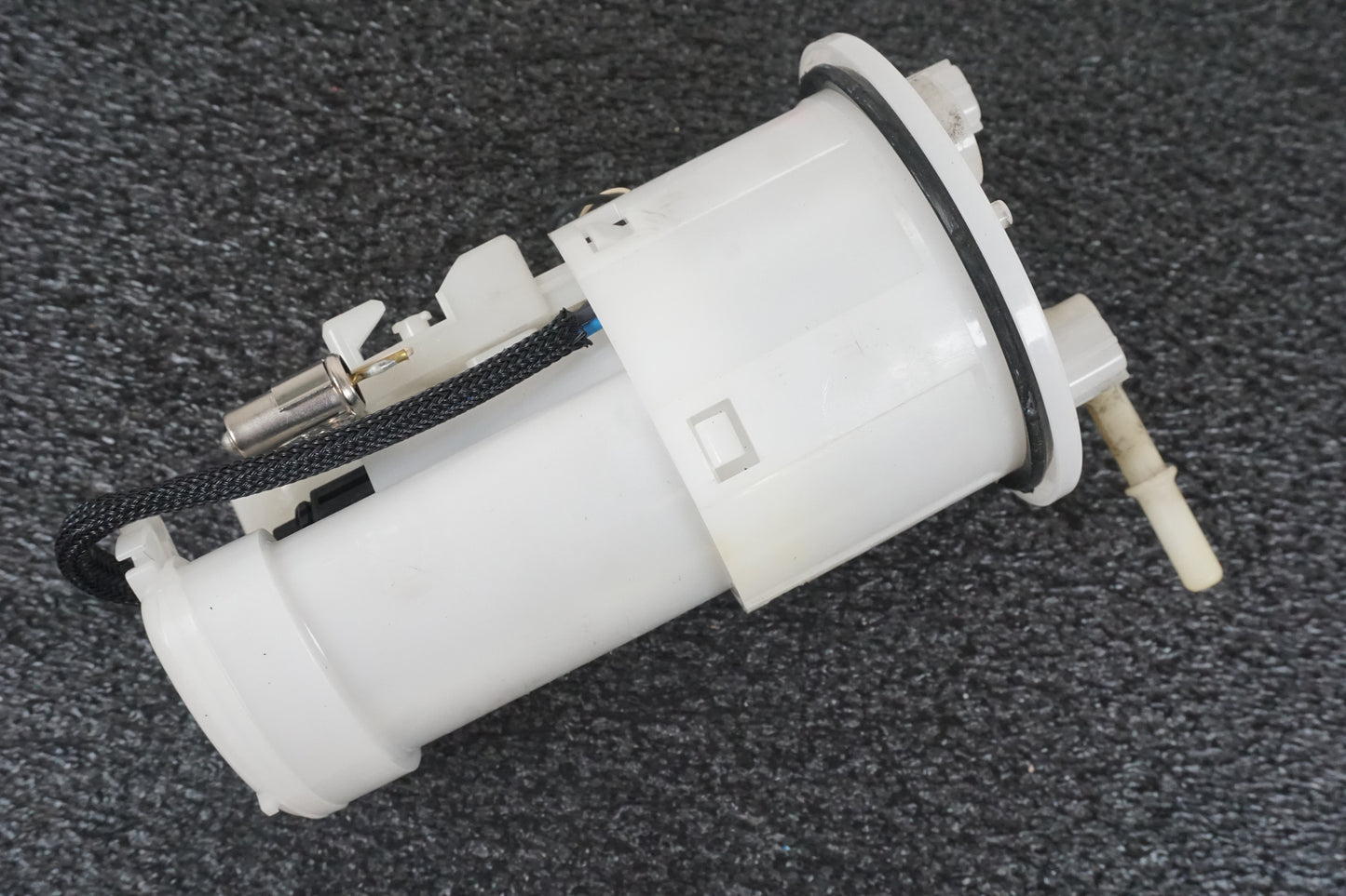 Extrabild1 på Bensinpump insprut från en Triumph Street Triple R -2011 motorcykel.