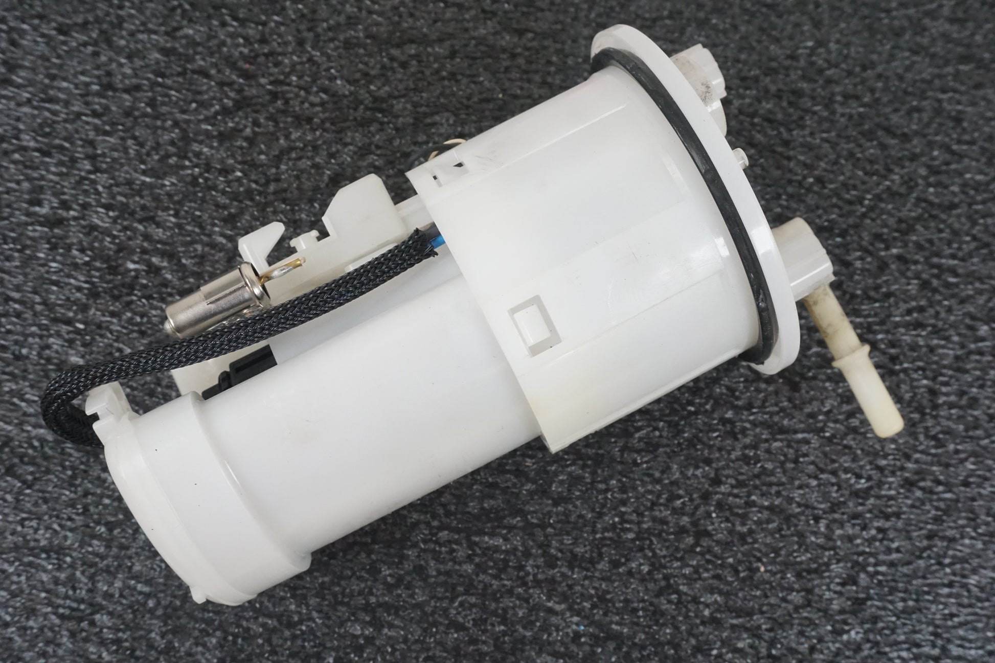 Extrabild1 på Bensinpump insprut från en Triumph Street Triple R -2011 motorcykel.