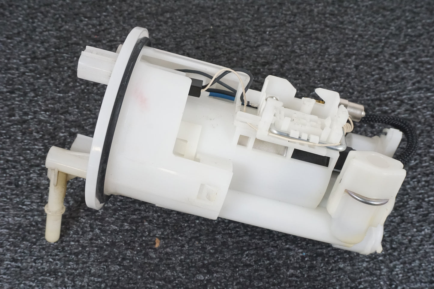 Extrabild3 på Bensinpump insprut från en Triumph Street Triple R -2011 motorcykel.