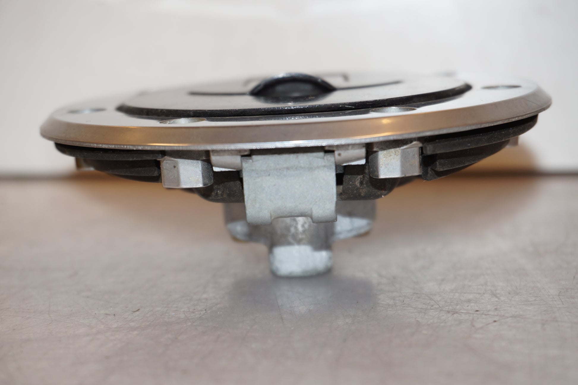 Vänster sida på Tanklock från en Kawasaki ZZR 1100 -1991 motorcykel.