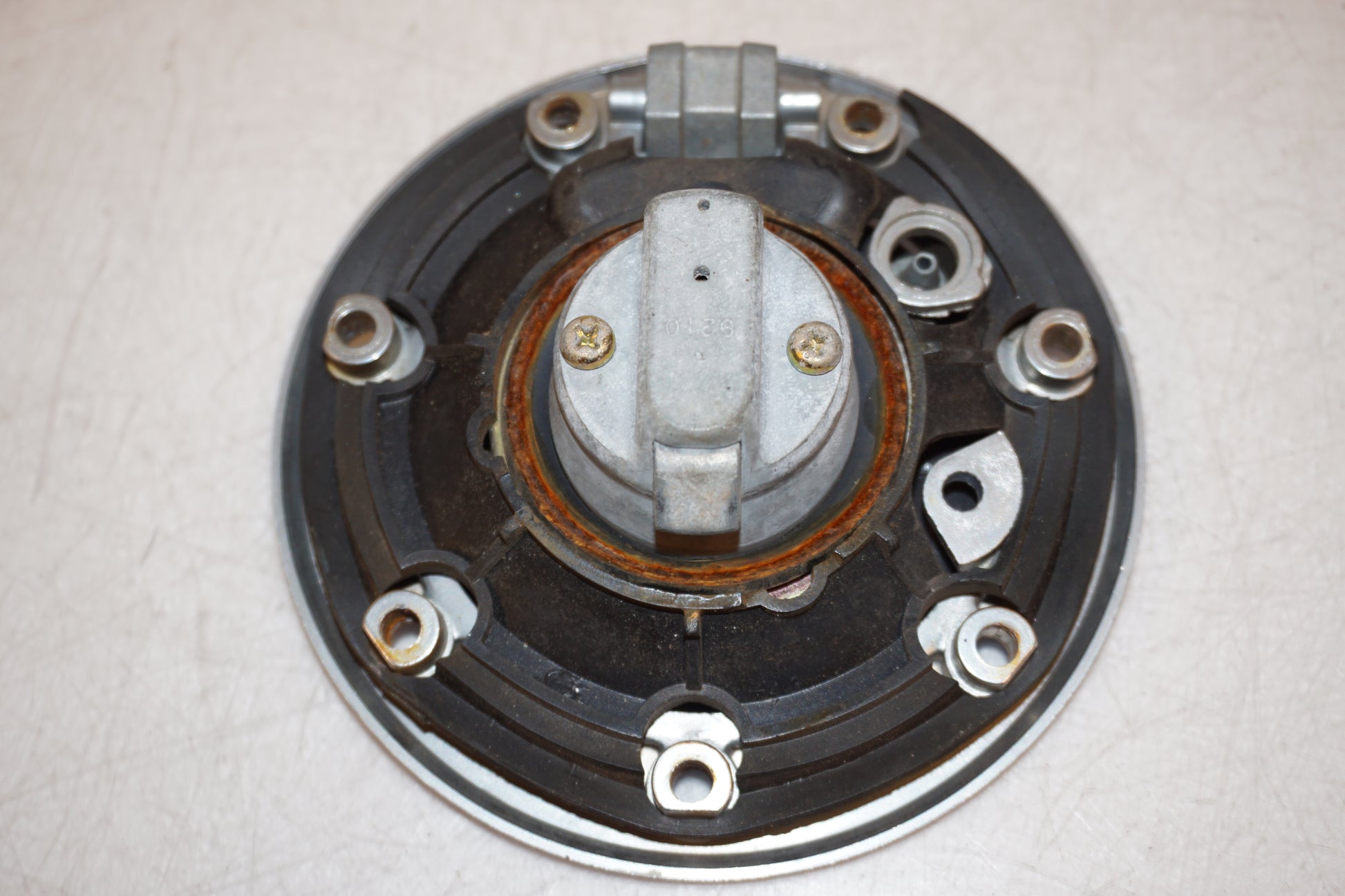 Snett nerifrån på Tanklock från en Kawasaki ZZR 1100 -1991 motorcykel.