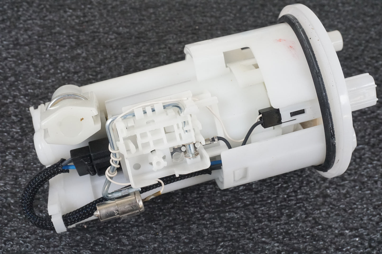 Vänster sida på Bensinpump insprut från en Triumph Street Triple R -2009 motorcykel.