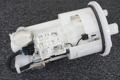 Vänster sida på Bensinpump insprut från en Triumph Street Triple R -2009 motorcykel.