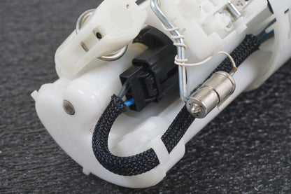 Snett uppifrån på Bensinpump insprut från en Triumph Street Triple R -2009 motorcykel.