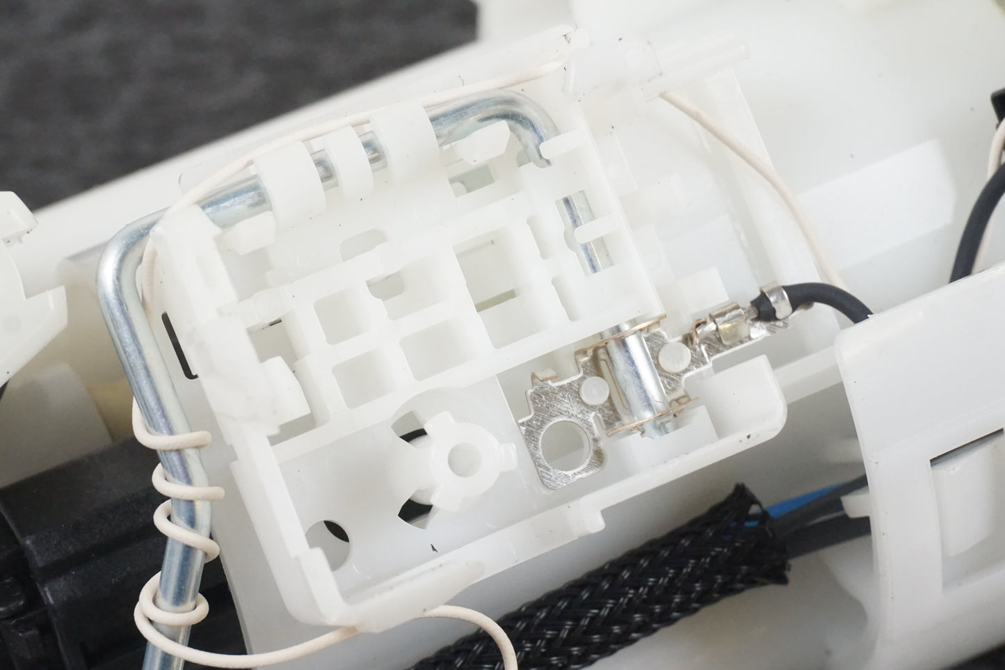 Snett nerifrån på Bensinpump insprut från en Triumph Street Triple R -2009 motorcykel.