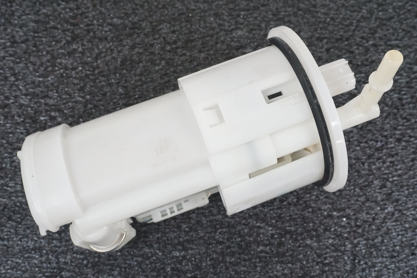 Extrabild2 på Bensinpump insprut från en Triumph Street Triple R -2009 motorcykel.