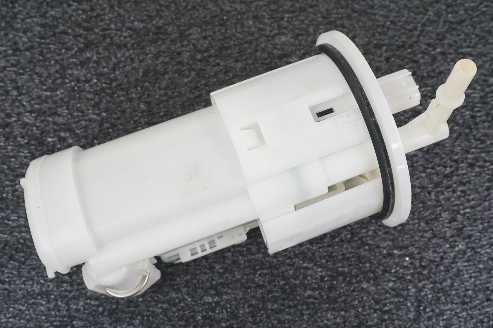 Extrabild2 på Bensinpump insprut från en Triumph Street Triple R -2009 motorcykel.