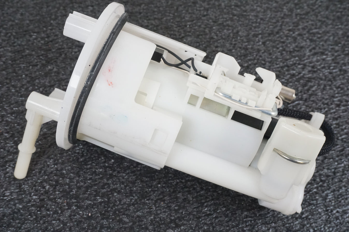 Extrabild3 på Bensinpump insprut från en Triumph Street Triple R -2009 motorcykel.