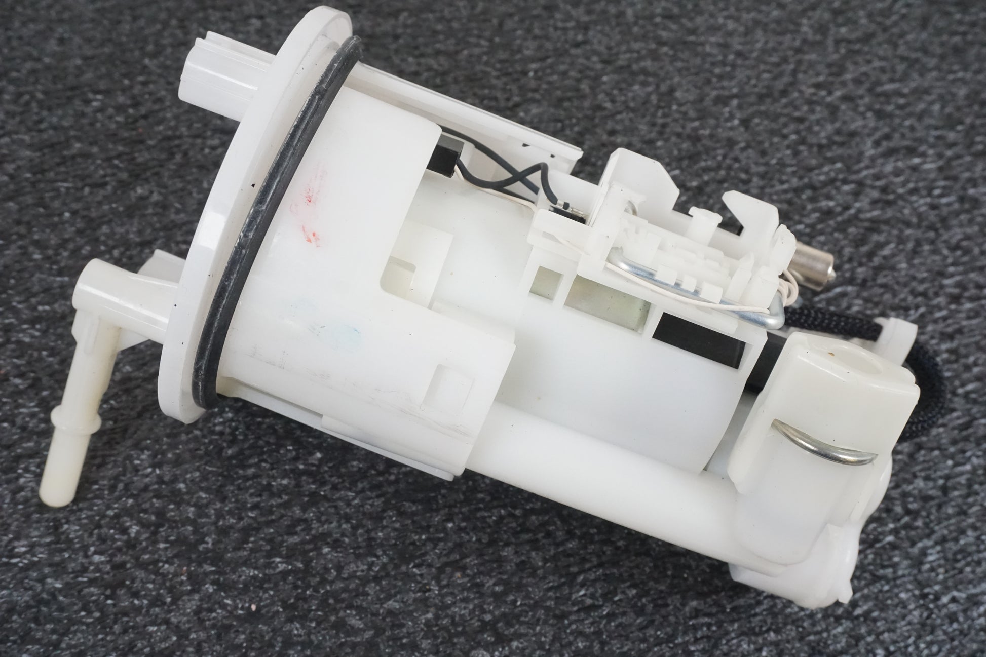 Extrabild3 på Bensinpump insprut från en Triumph Street Triple R -2009 motorcykel.