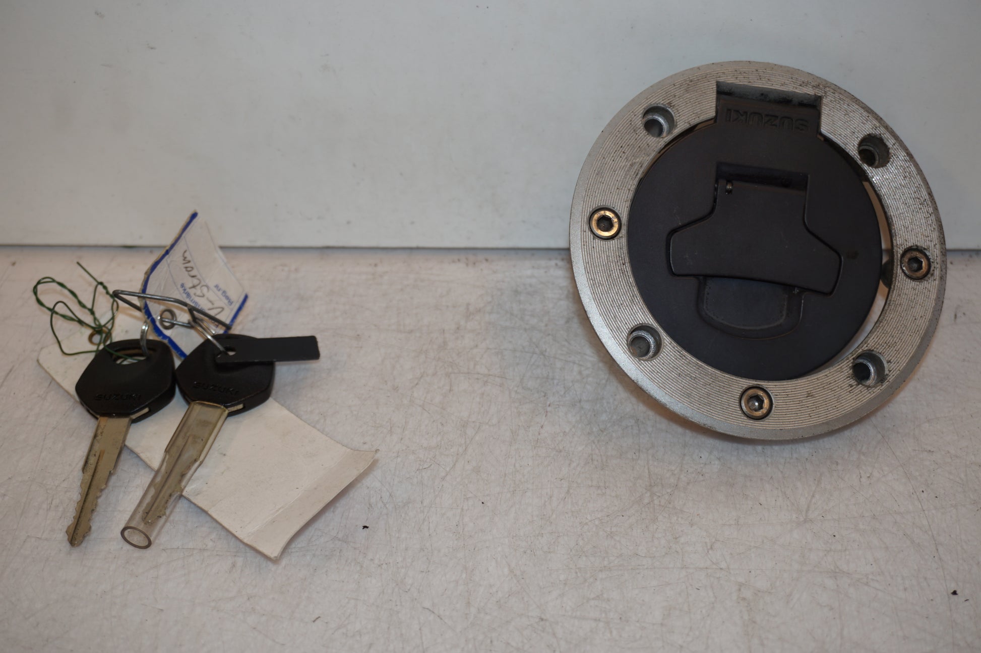 Framsidan på Tanklock från en Suzuki DL 1000 -2004 motorcykel.