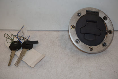 Framsidan på Tanklock från en Suzuki DL 1000 -2004 motorcykel.