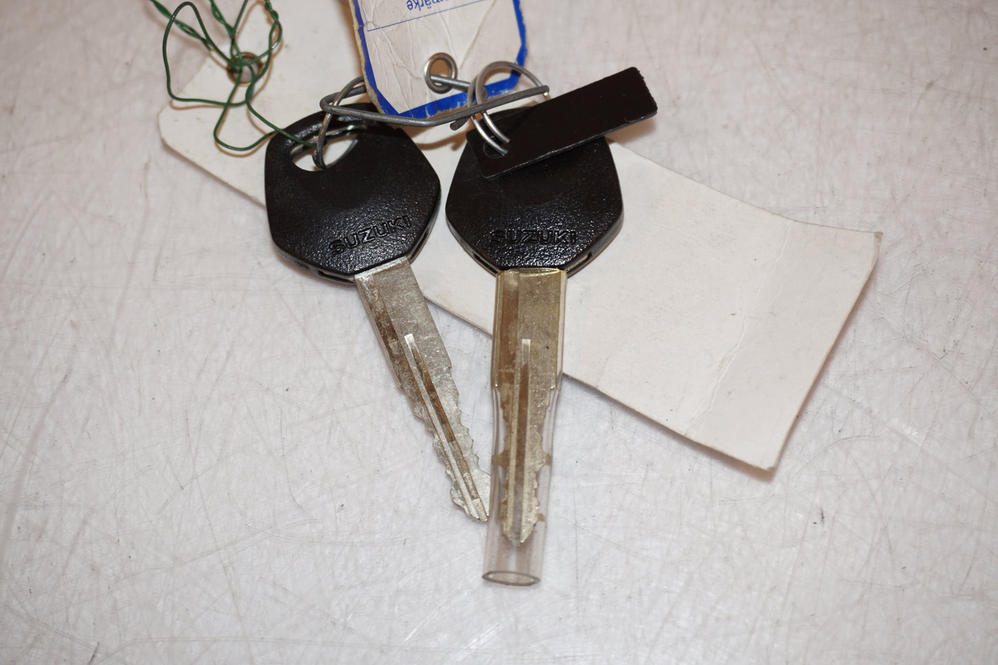 Baksidan på Tanklock från en Suzuki DL 1000 -2004 motorcykel.