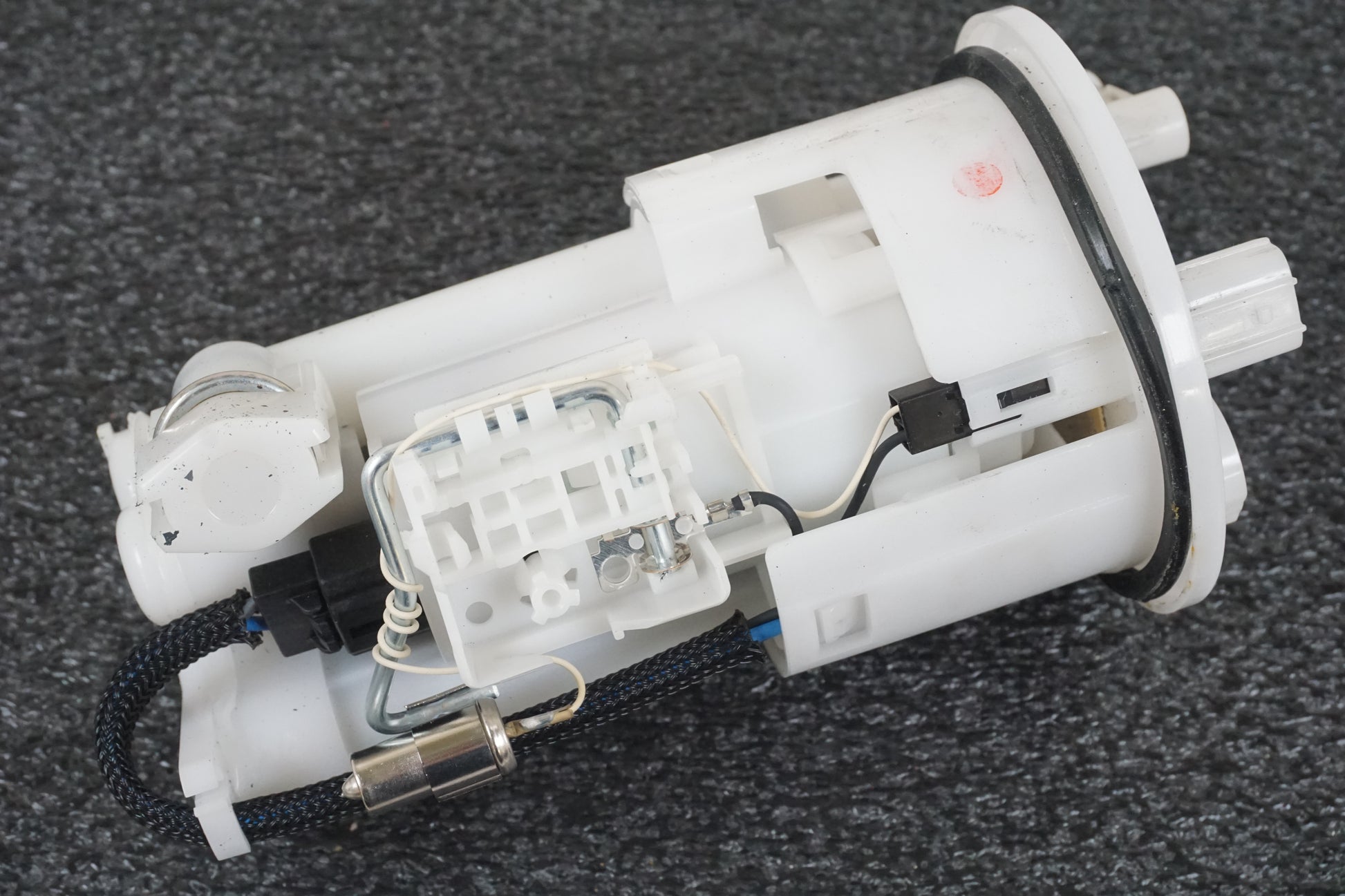 Framsidan på Bensinpump insprut från en Triumph Street Triple -2009 motorcykel.