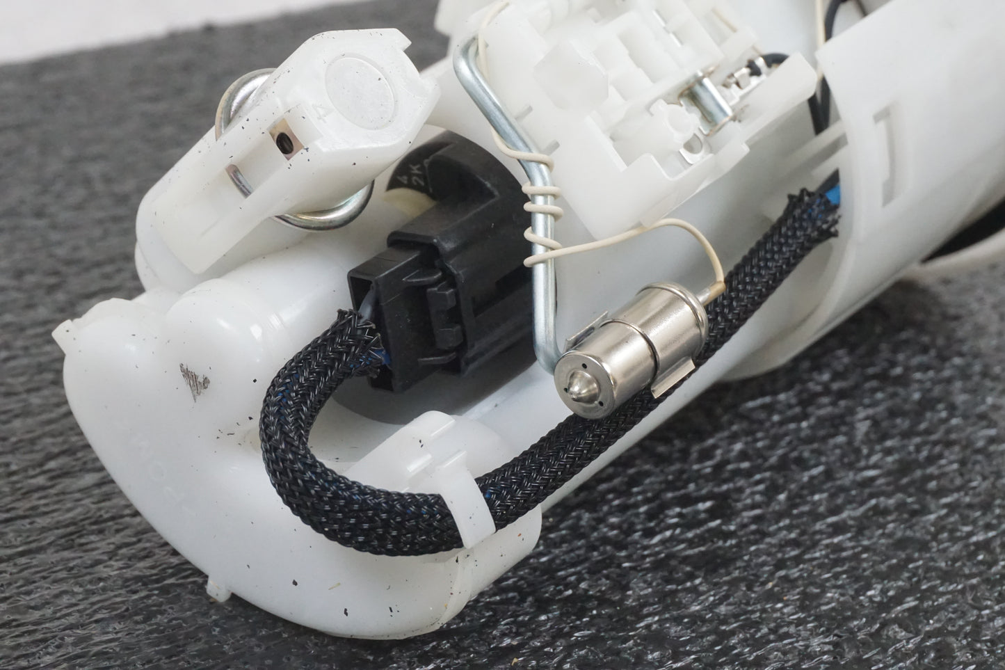 Baksidan på Bensinpump insprut från en Triumph Street Triple -2009 motorcykel.